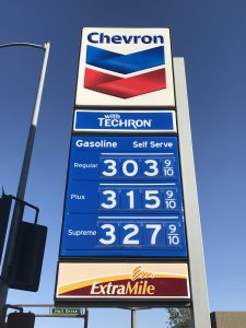 ガソリンの値段がとても下がりました。今日は、1ガロン（3.8L）3ドルでした。